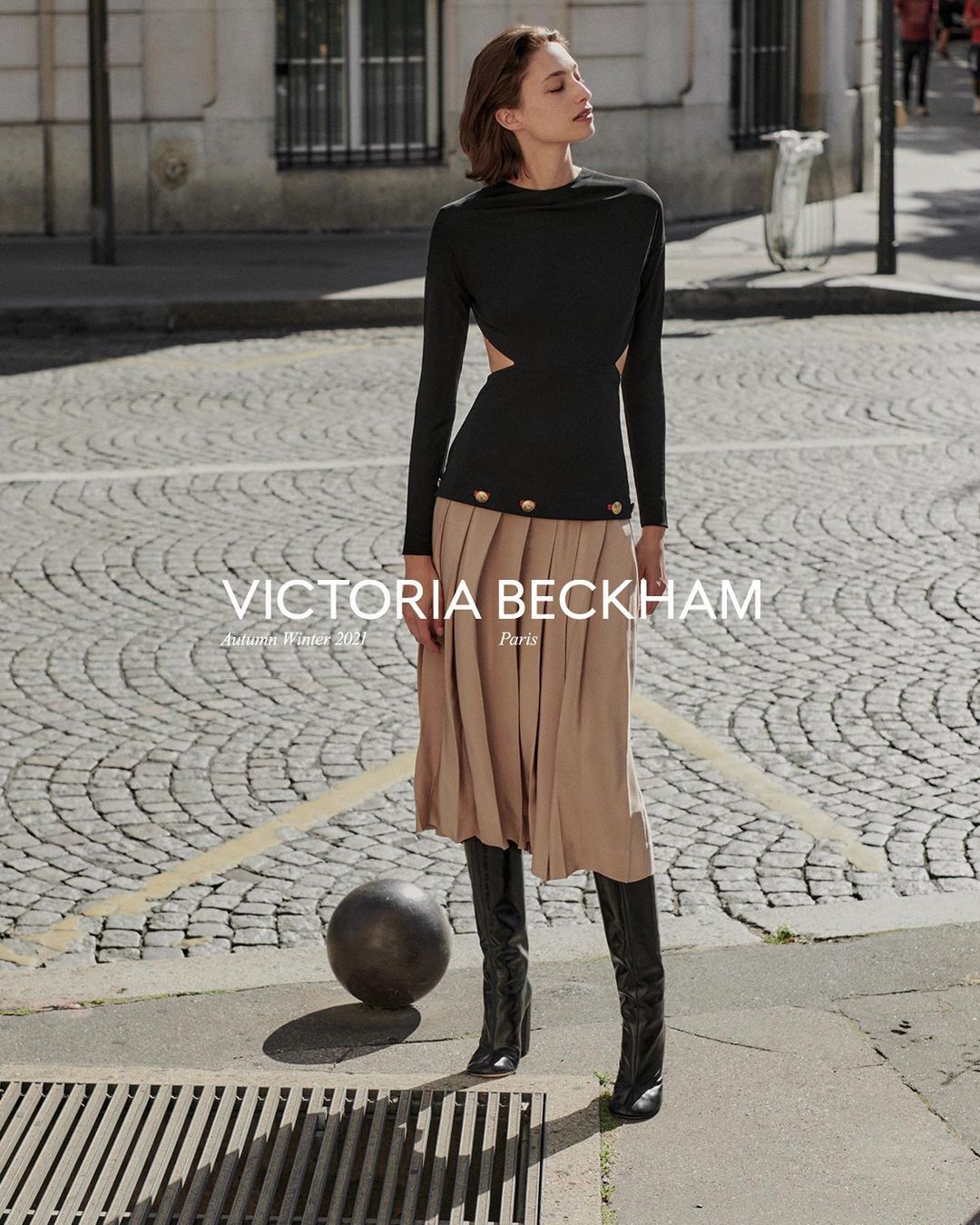 Модель Александра Агостон гуляет по Парижу в новой кампании Victoria Beckham (фото 2)