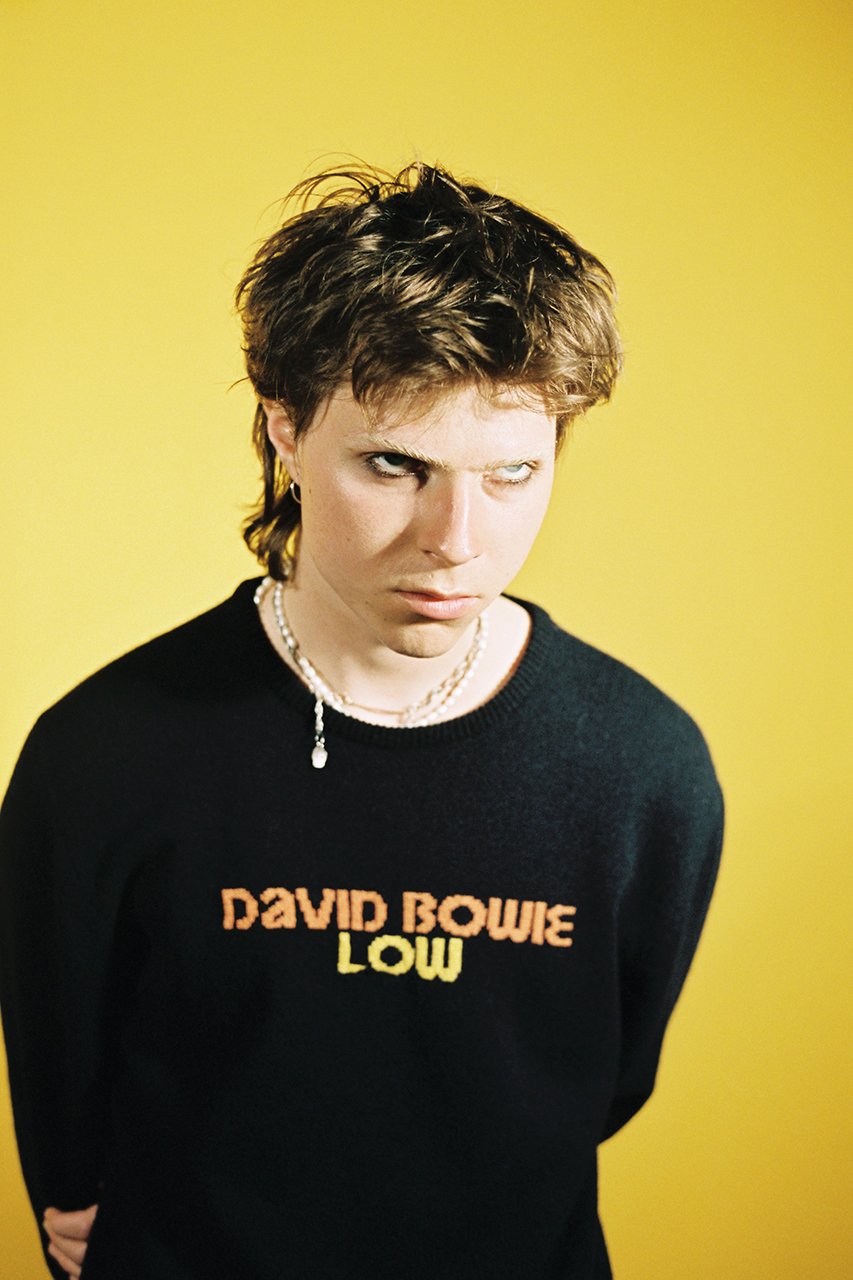Британский бренд Hades посвятил коллекцию свитеров Дэвиду Боуи (фото 3)
