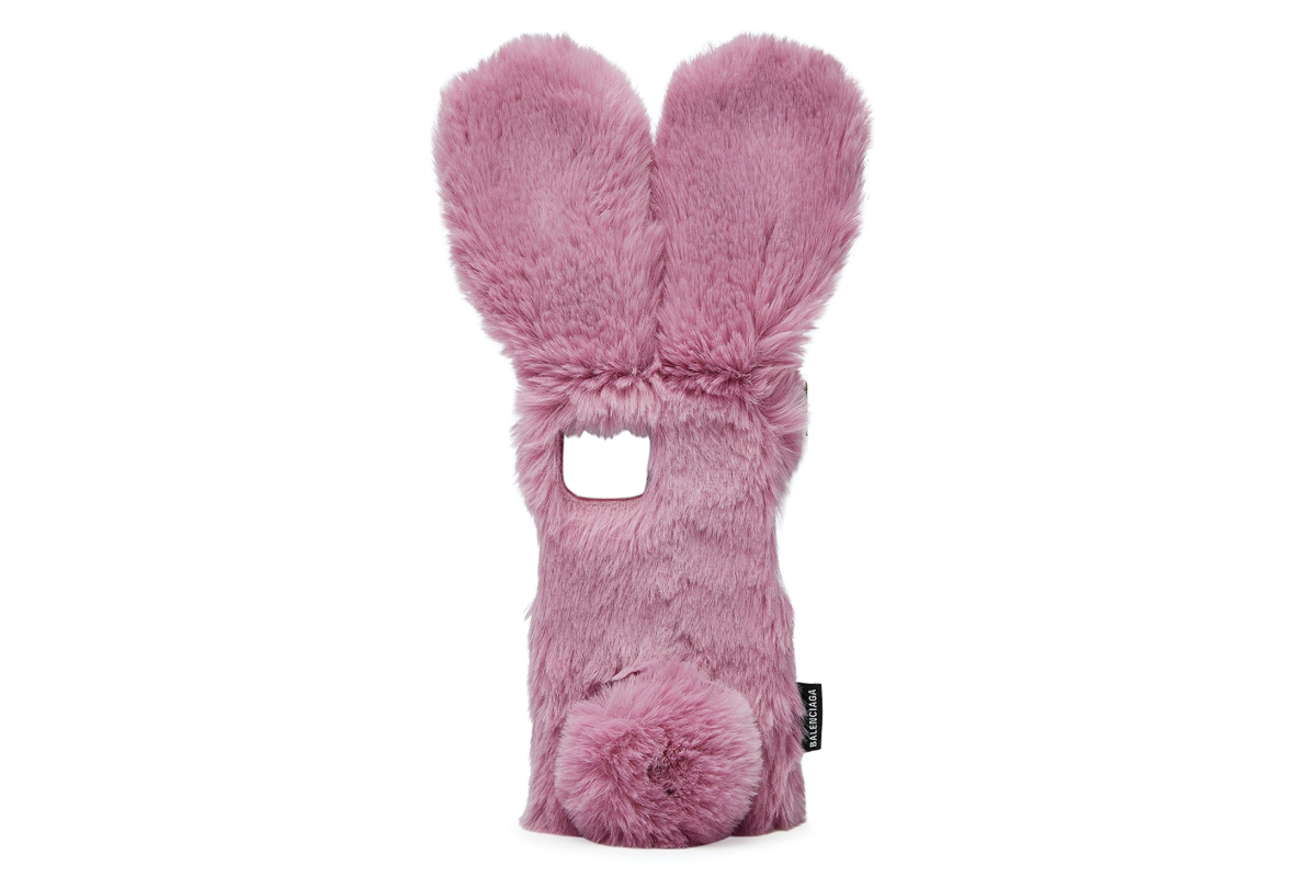 Balenciaga выпустил пушистый чехол для iPhone с кроличьими ушами и хвостом (фото 1)