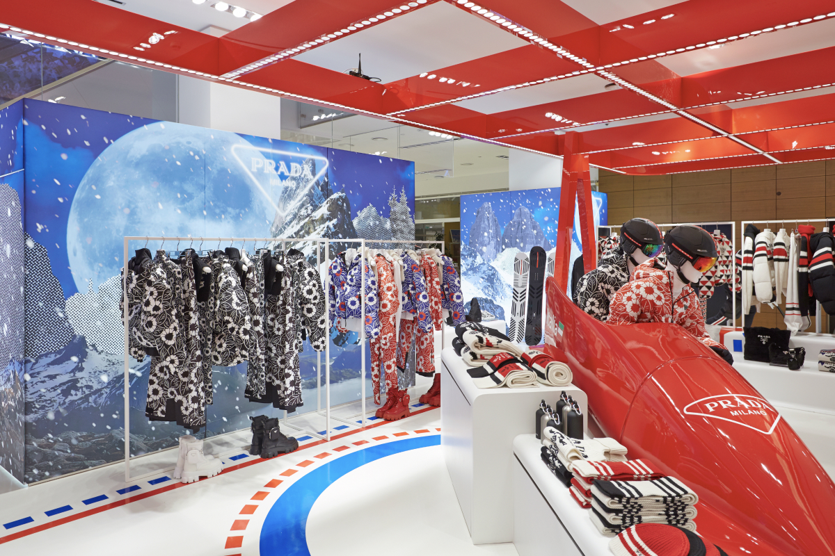 В ЦУМе открылся поп-ап Prada, посвященный зимним видам спорта (фото 5)