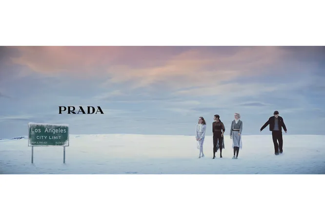 Шира Хаас из «Неортодоксальной» снялась в рождественской кампании Prada (фото 4)