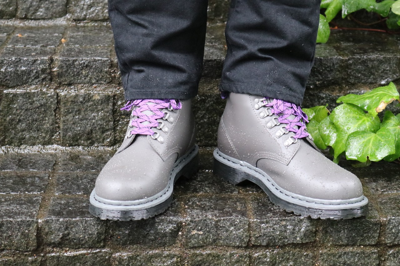 Dr. Martens и The North Face выпустили ботинки с фиолетовыми шнурками (фото 1)