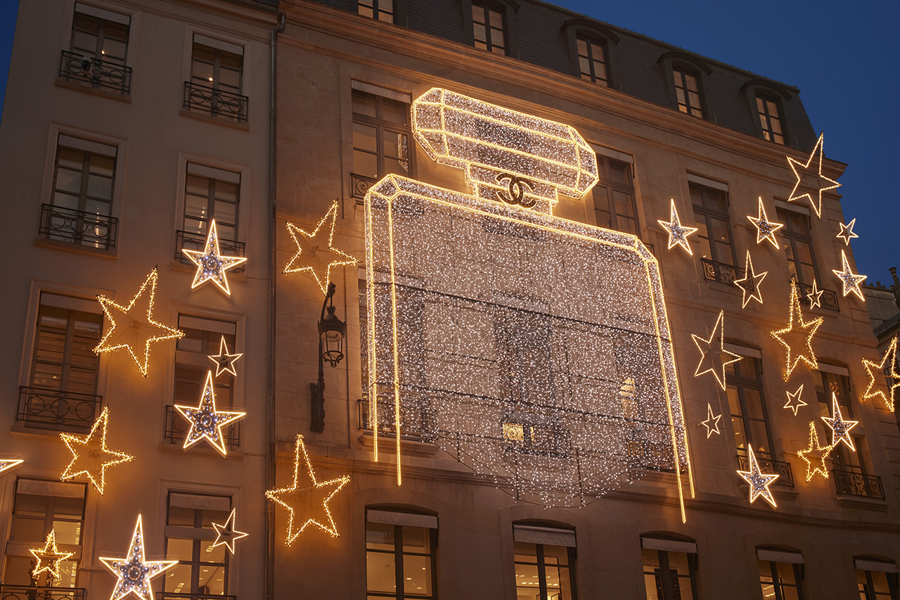 Chanel установил новогоднюю инсталляцию в Париже (фото 1)