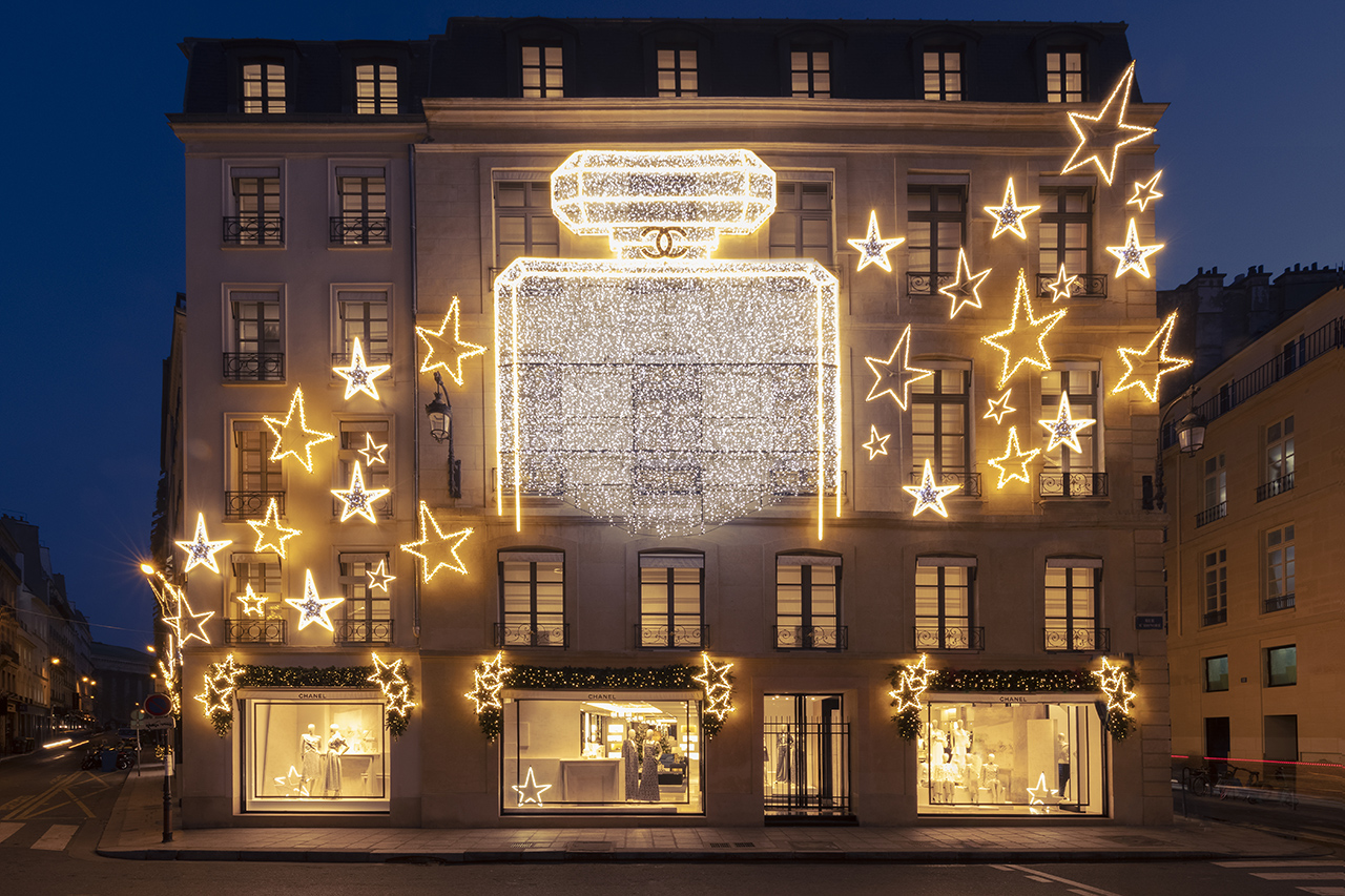 Chanel установил новогоднюю инсталляцию в Париже (фото 2)