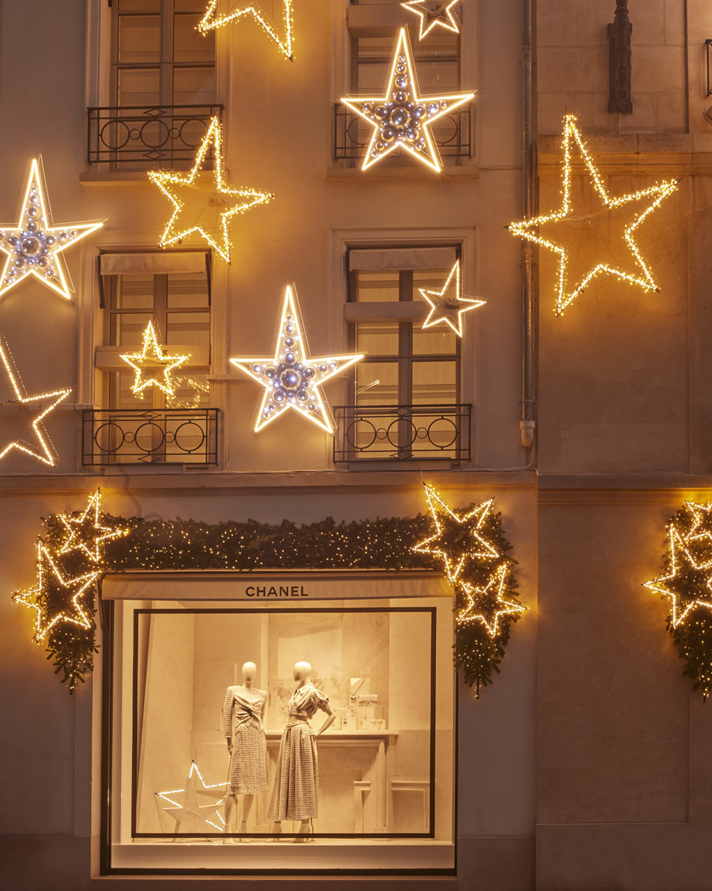 Chanel установил новогоднюю инсталляцию в Париже (фото 5)