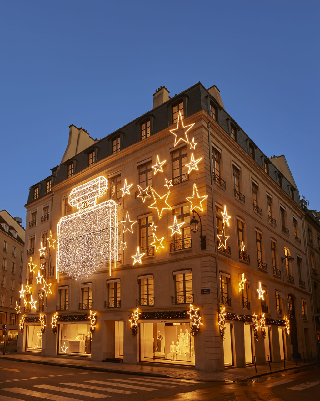 Chanel установил новогоднюю инсталляцию в Париже (фото 4)