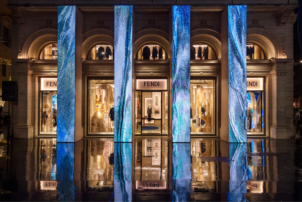 Витрины бутиков Fendi по всему миру преобразились к праздникам (фото 3)