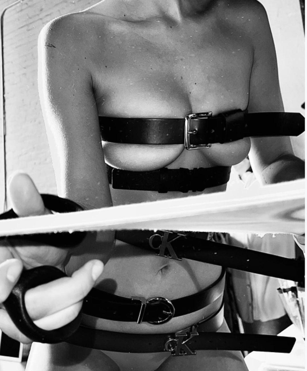 Белла Хадид позирует в одних ремнях в новой кампании Calvin Klein (фото 3)