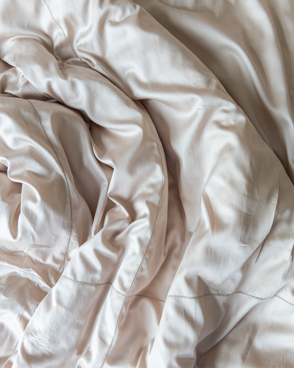 «Крестецкая строчка» выпустила коллекцию постельного белья с ручной вышивкой (фото 1)