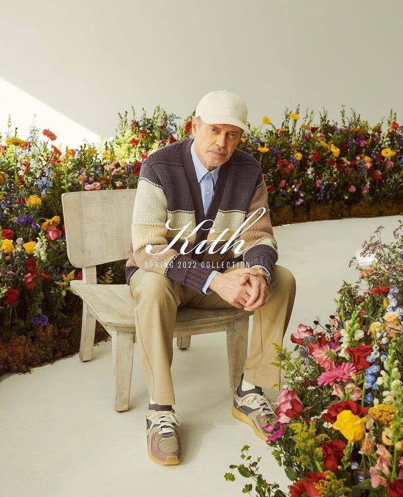 Актер Стив Бушеми позирует среди цветов в кампании Kith (фото 3)