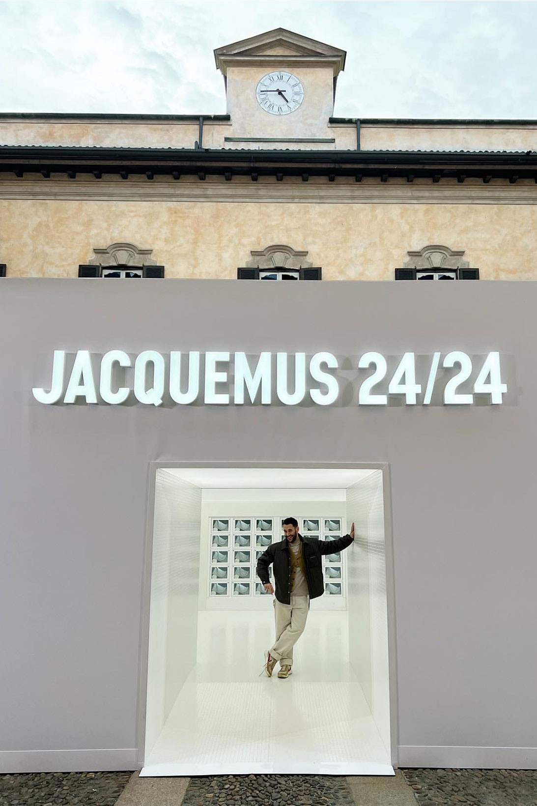 Новый поп-ап Симона Порта Жакмюса в Милане выполнен в белом цвете (фото 1)
