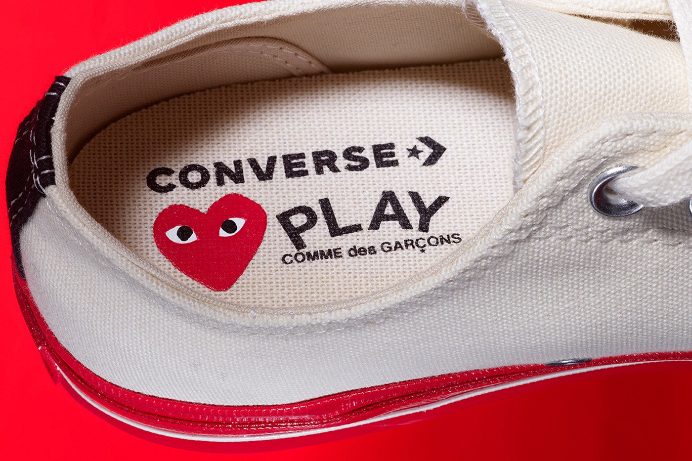 Converse и Comme des Garçons Play выпустили кеды с красной подошвой (фото 1)