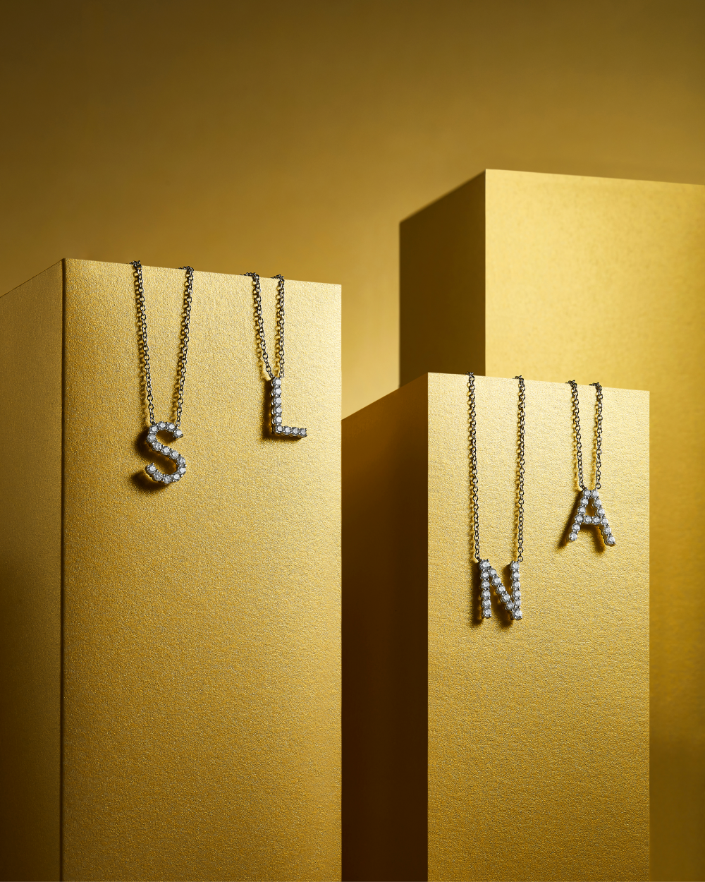 Компания Mercury представила новые украшения с буквами (фото 2)