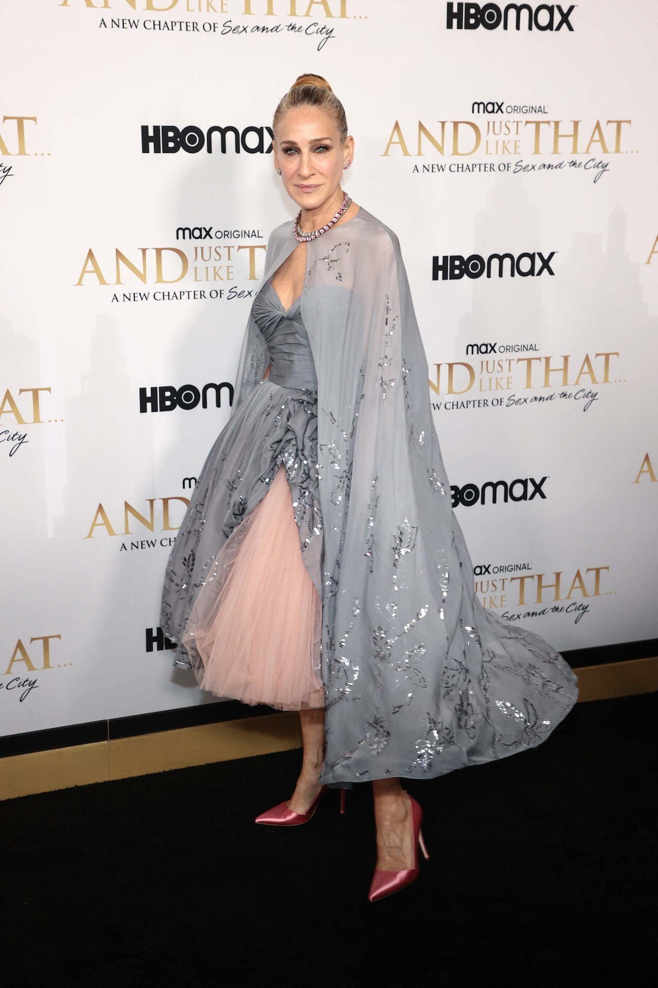 Платье Сары Джессики Паркер с премьеры «And Just Like That...» выставят на аукцион (фото 1)