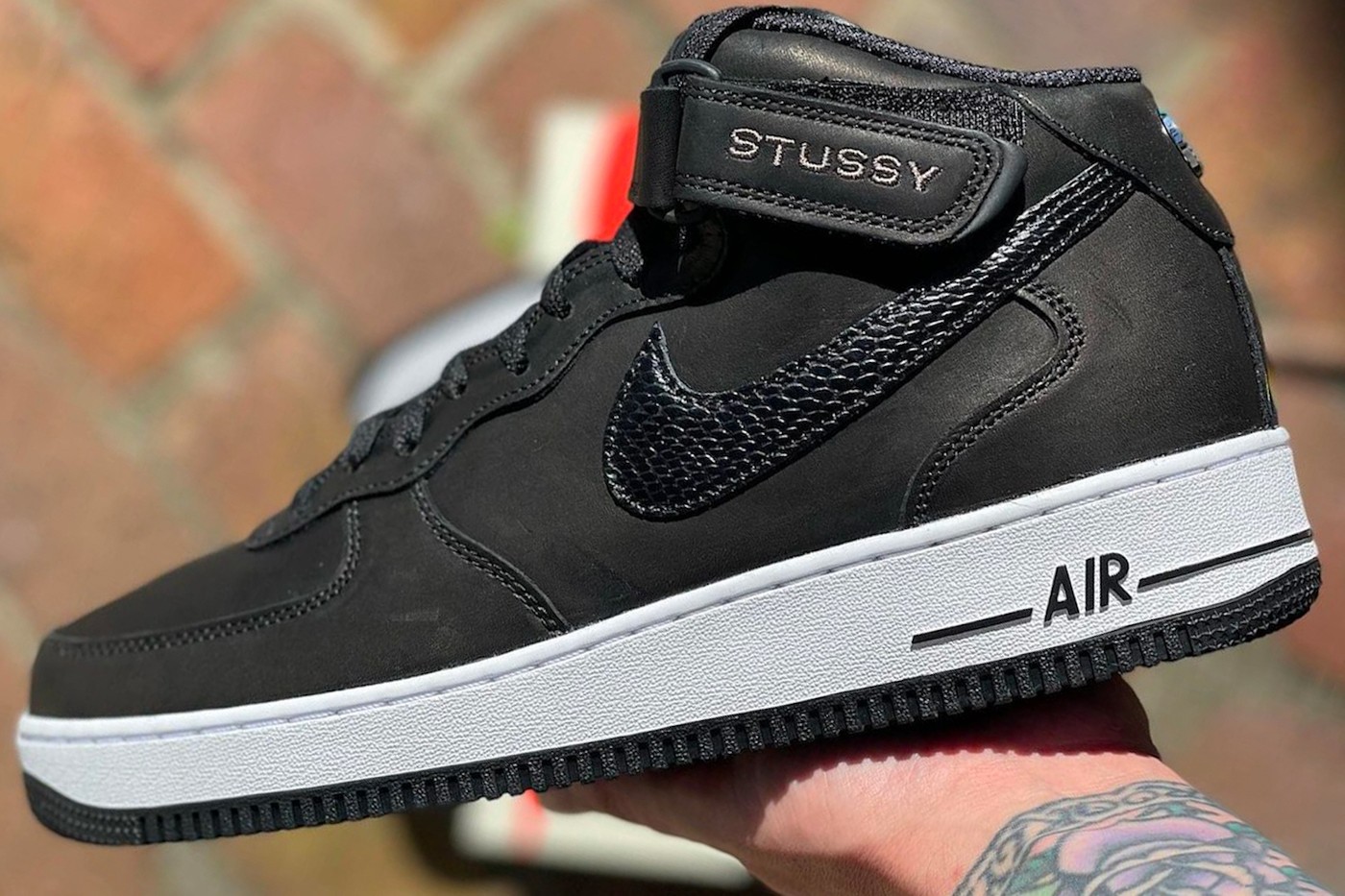 Nike и Stussy выпустили кроссовки в черном цвете (фото 1)