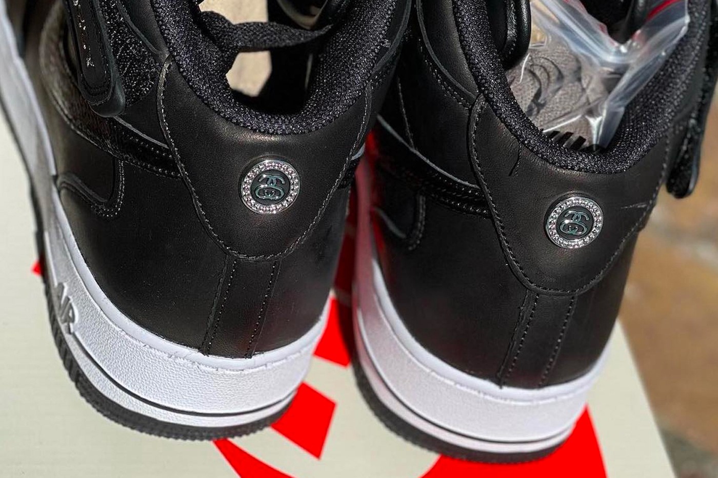 Nike и Stussy выпустили кроссовки в черном цвете (фото 3)