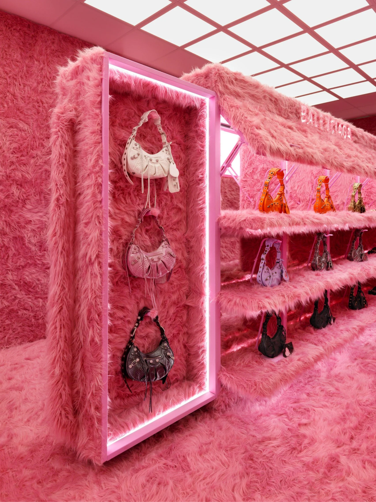 Balenciaga декорировал бутик на лондонской Mount Street розовым мехом (фото 8)