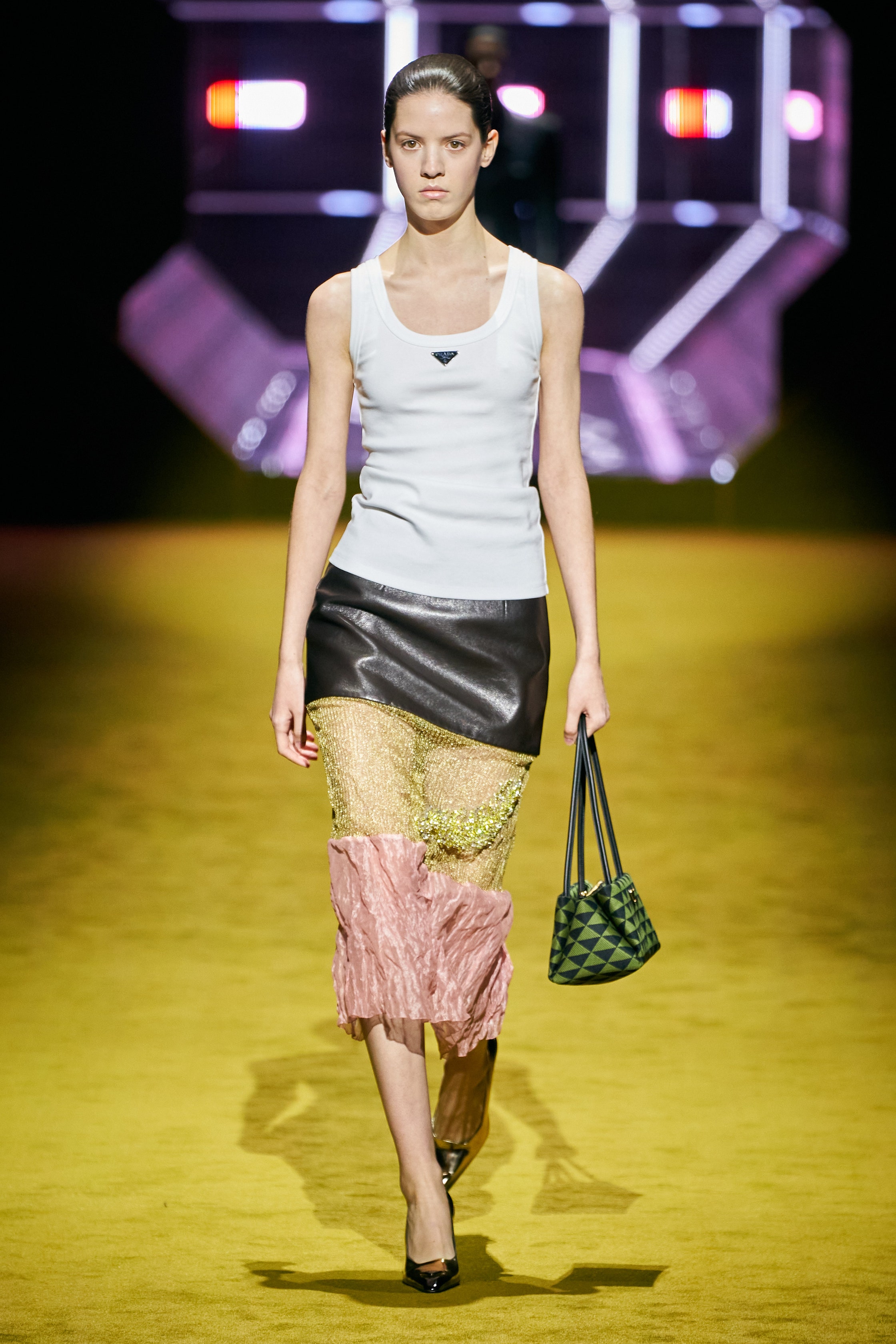 Белая майка — константа гардероба на весну и лето. Какую купить и как носить? (фото 1)