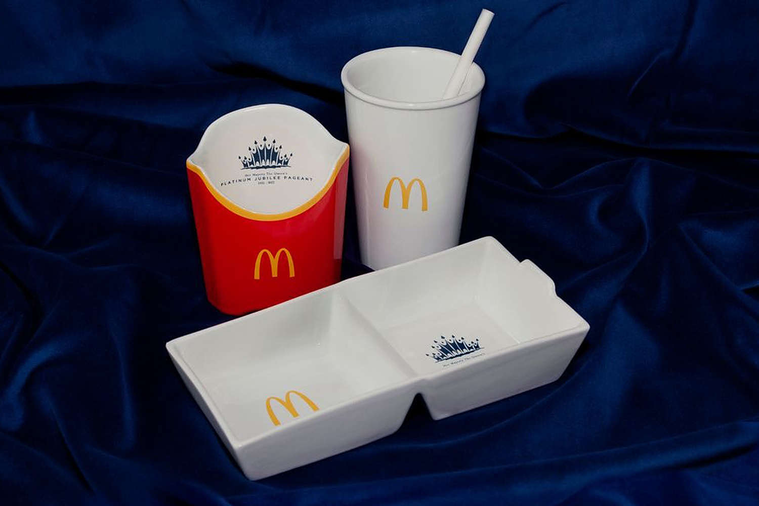 McDonald’s выпустила серию фарфоровой посуды в честь платинового юбилея Елизаветы II (фото 1)