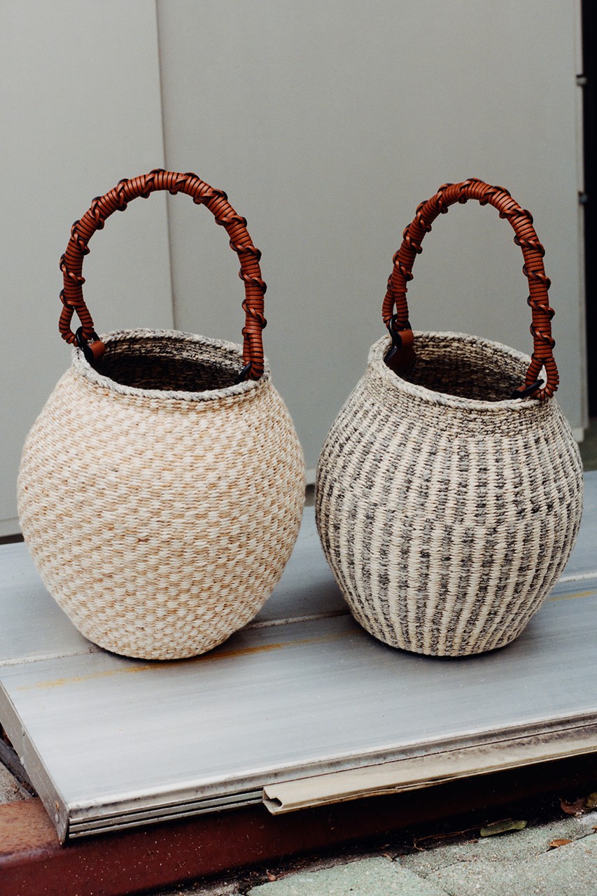 Джонатан Андерсон создал плетеные вазы, сумки и корзины для Миланского мебельного салона (фото 5)
