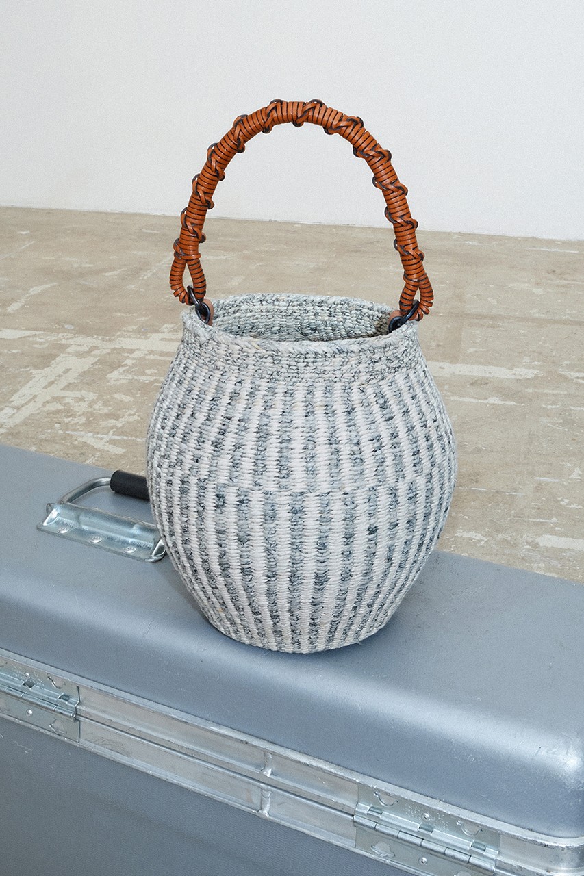 Джонатан Андерсон создал плетеные вазы, сумки и корзины для Миланского мебельного салона (фото 3)
