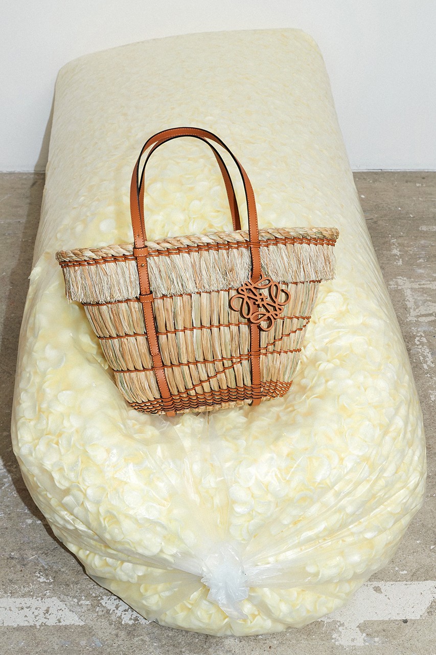 Джонатан Андерсон создал плетеные вазы, сумки и корзины для Миланского мебельного салона (фото 4)