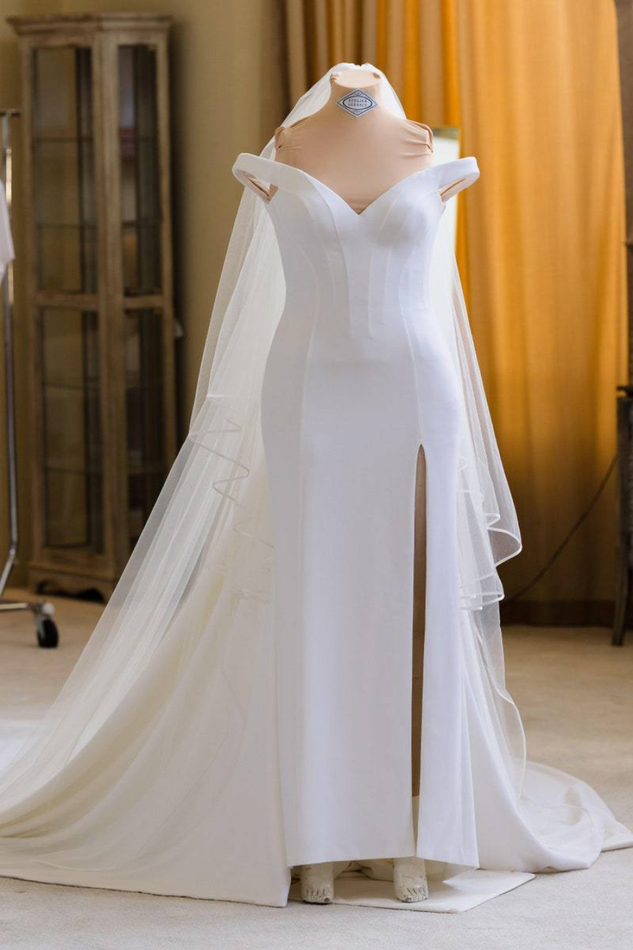 Бритни Спирс вышла замуж за Сэма Асгари в платье авторства Донателлы Версаче (фото 1)