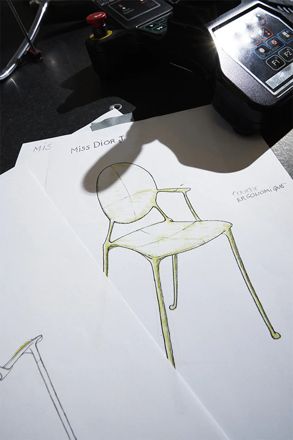 Филипп Старк переосмыслил культовое кресло Miss Dior (фото 2)