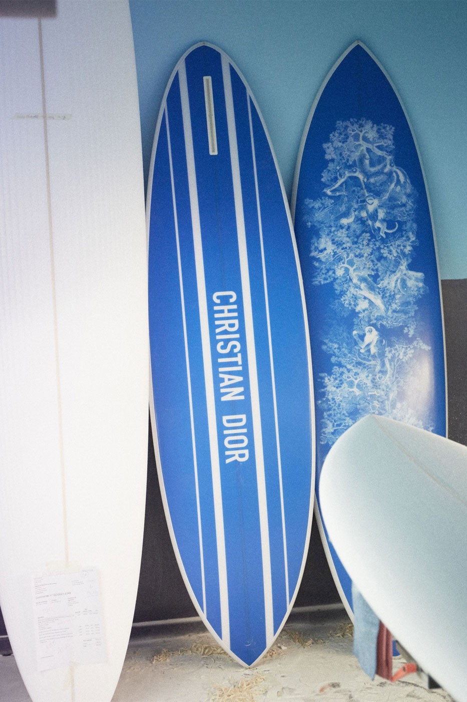 Dior Maison выпустил доску для серфинга с фирменным орнаментом Toile de Jouy (фото 1)