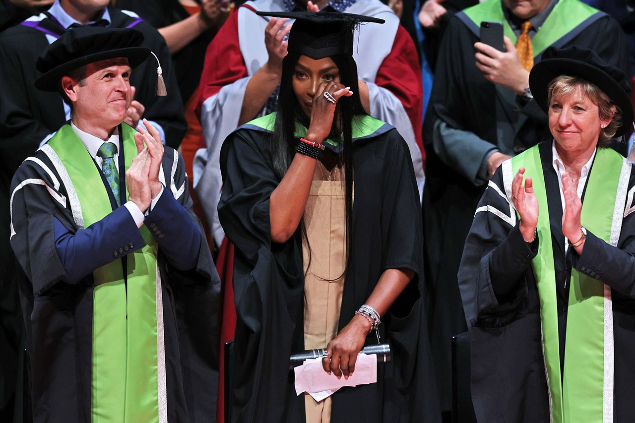 Наоми Кэмпбелл получила звание доктора наук за вклад в индустрию моды (фото 2)