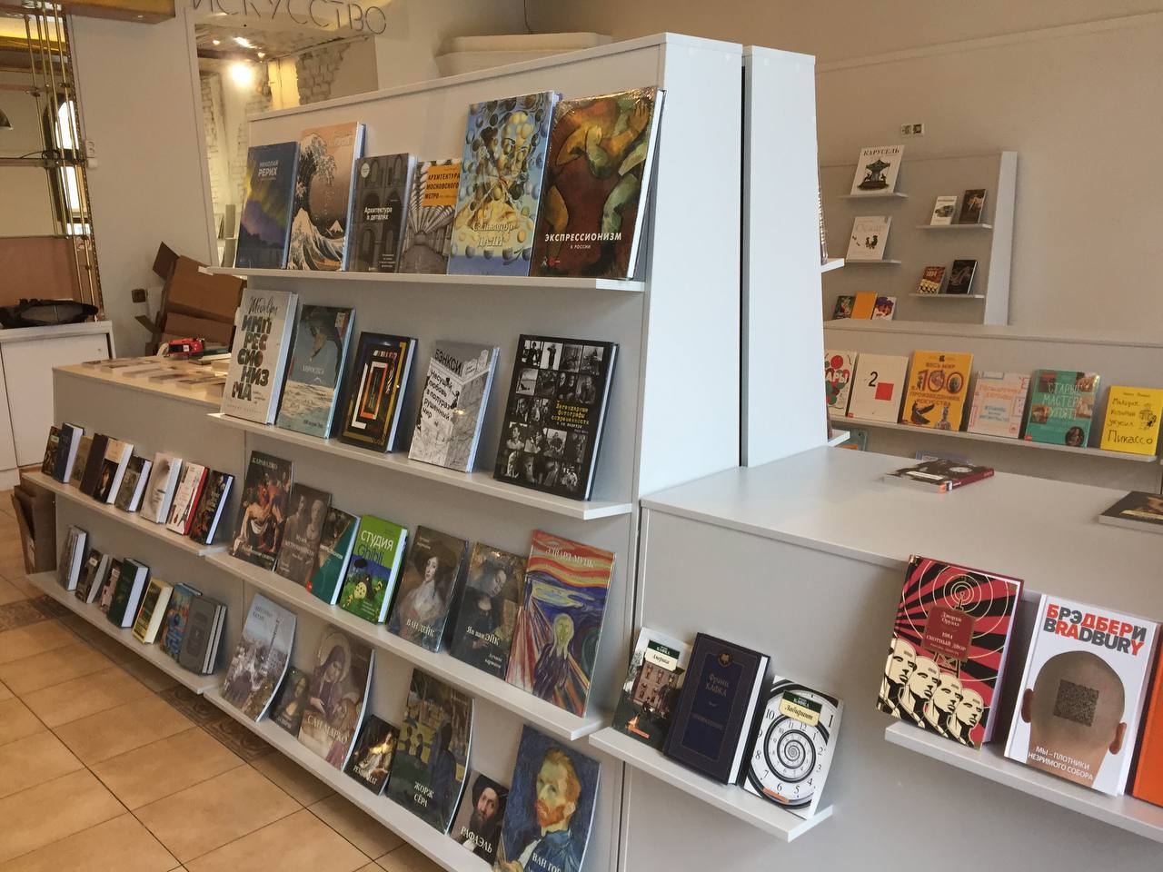 Проект «Независимое искусство» открыл два книжных магазина в Петербурге (фото 1)