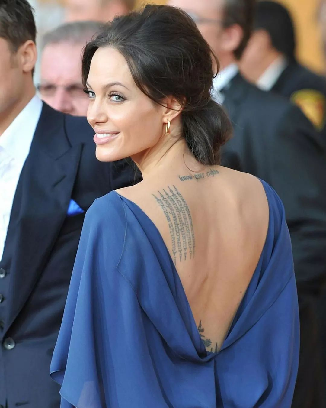 Рукописный текст: что особенного в хендпоук-тату — жанре, который любят Рианна и Анджелина Джоли (фото 12)