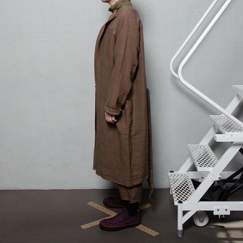 Знакомьтесь, дизайнер Хаанс Николас Мотт. Это он надел юбку на Брэда Питта (фото 3)