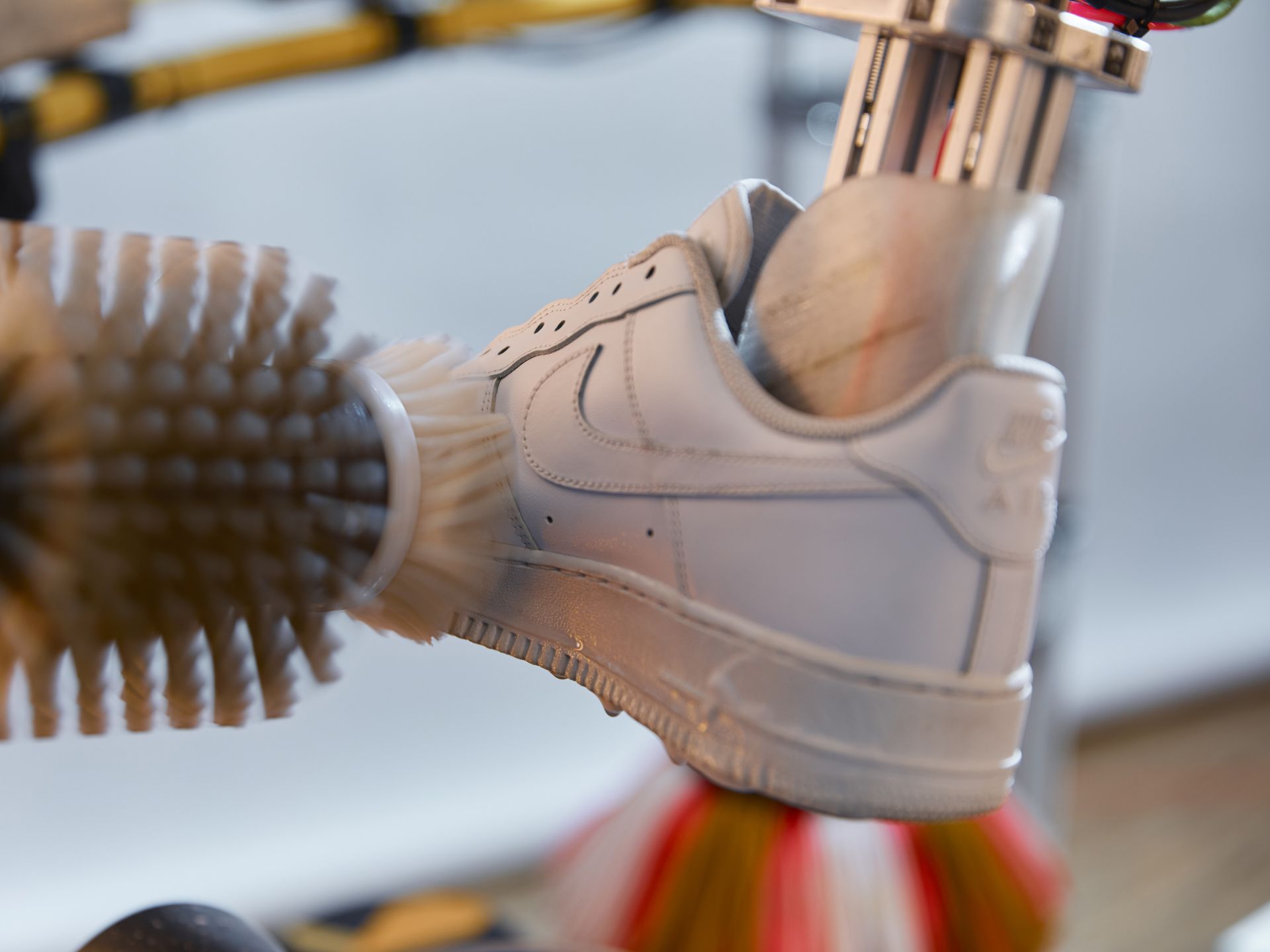 Nike изобрел робота для чистки и ремонта кроссовок (фото 2)