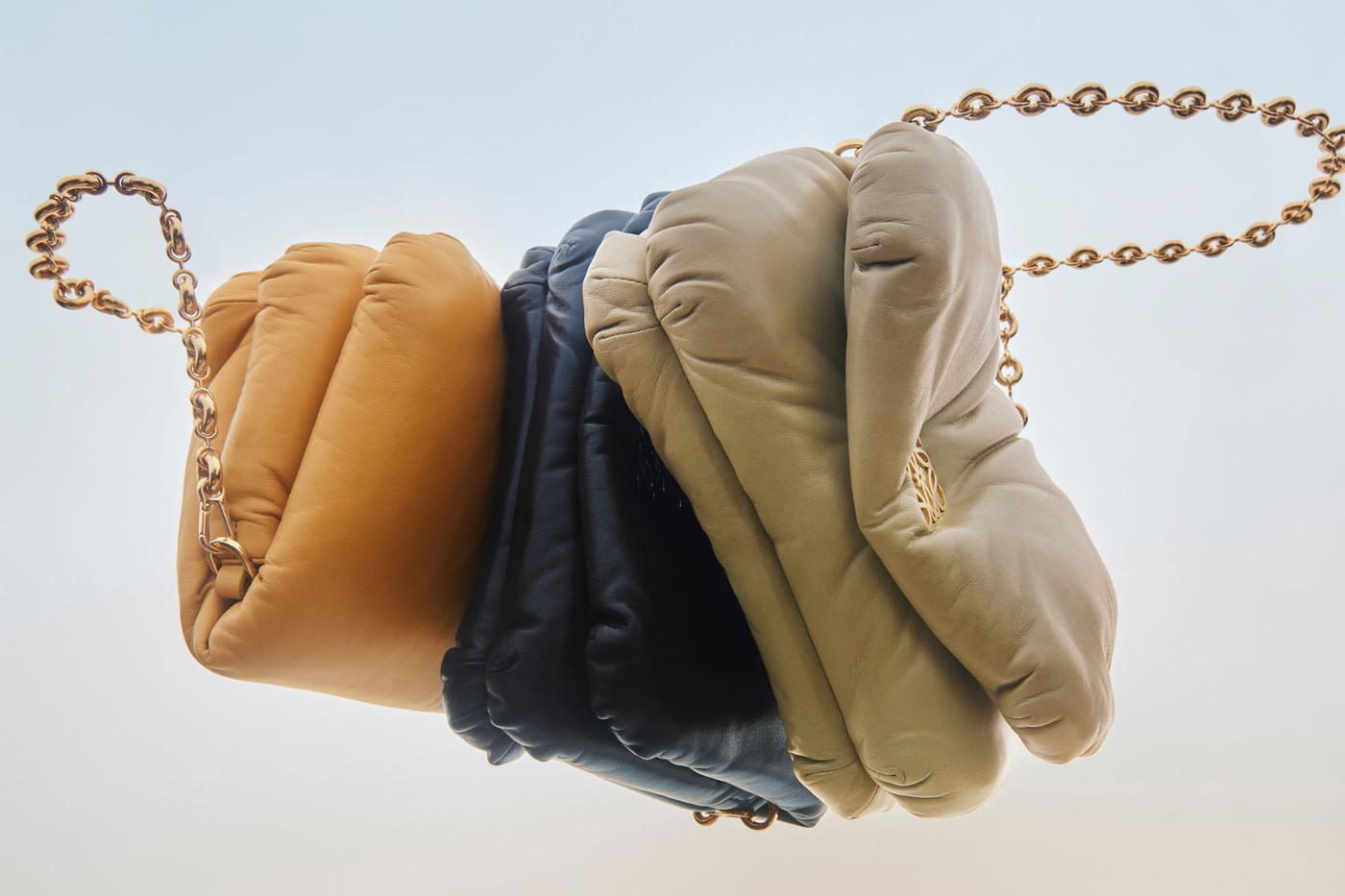 Джонатан Андерсон превратил классические модели Loewe в сумки-«подушки» (фото 1)