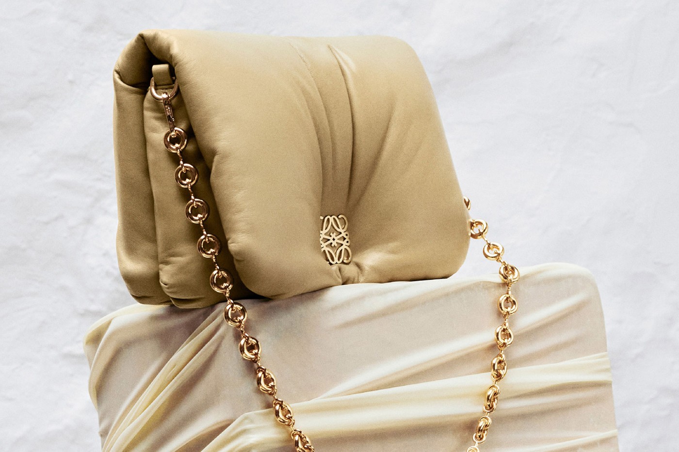Джонатан Андерсон превратил классические модели Loewe в сумки-«подушки» (фото 2)