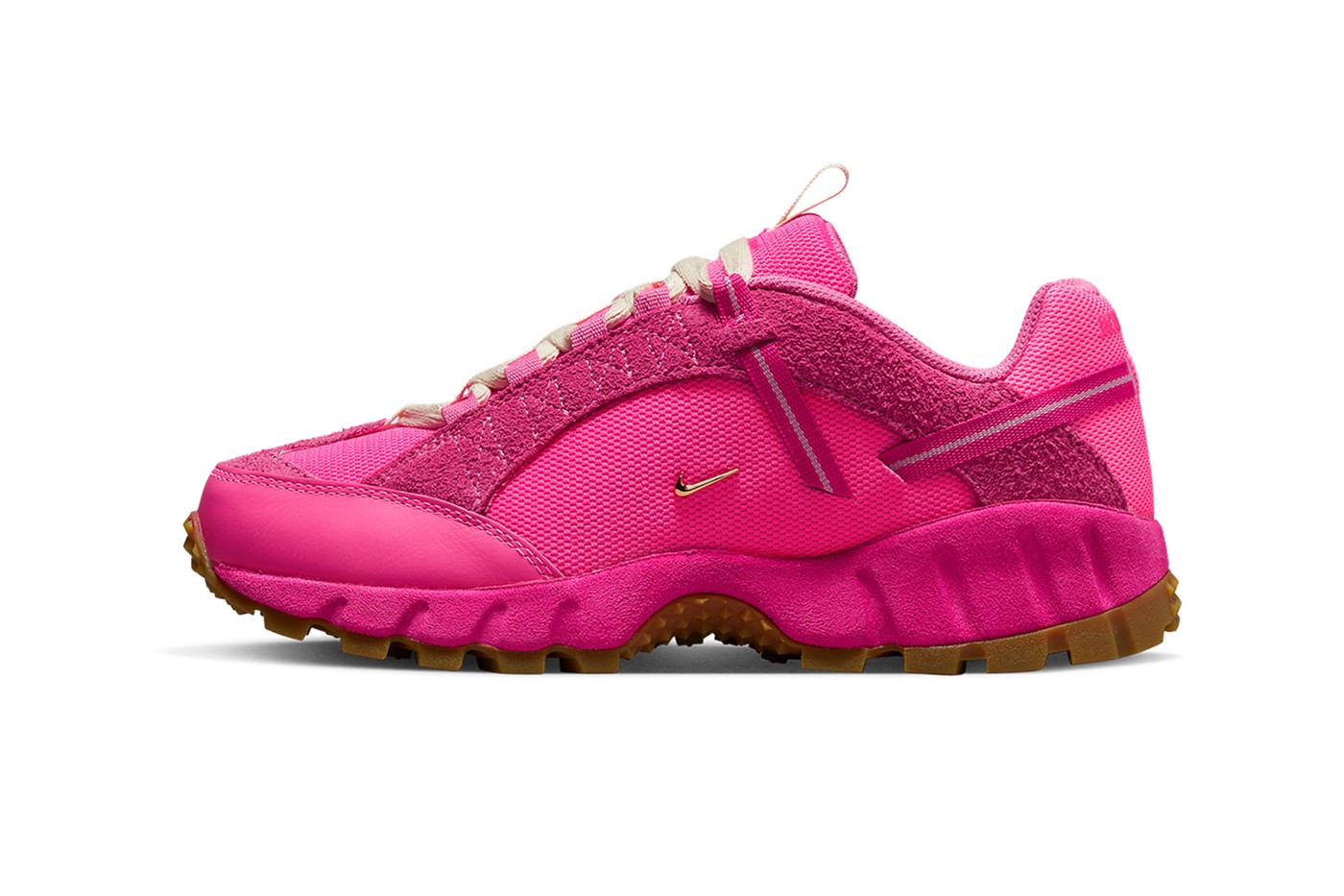 Jacquemus показал кроссовки из коллаборации с Nike в ярко-розовом оттенке (фото 1)