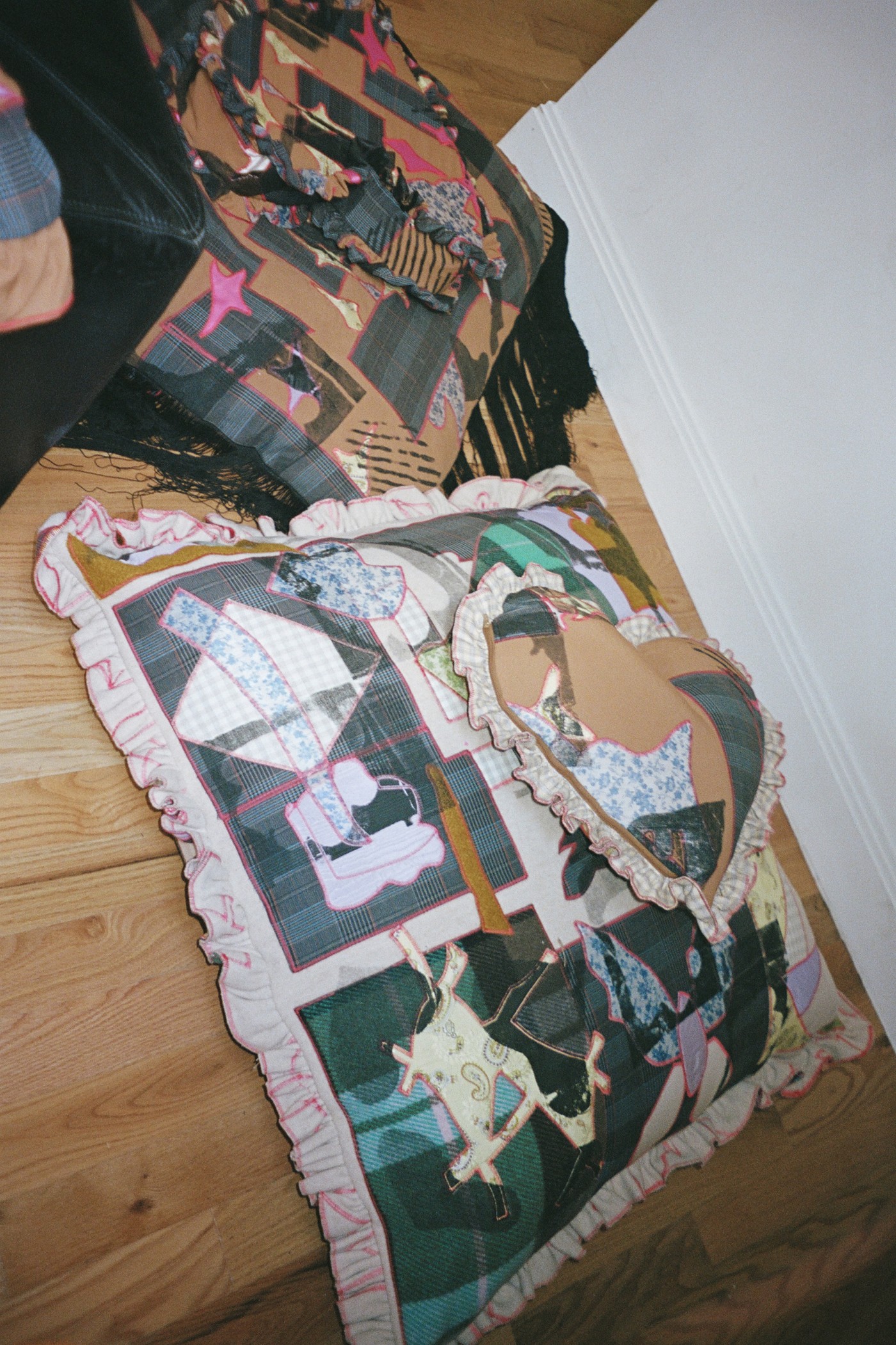 Acne Studios выпустил коллекцию винтажных украшений и товаров для дома (фото 7)