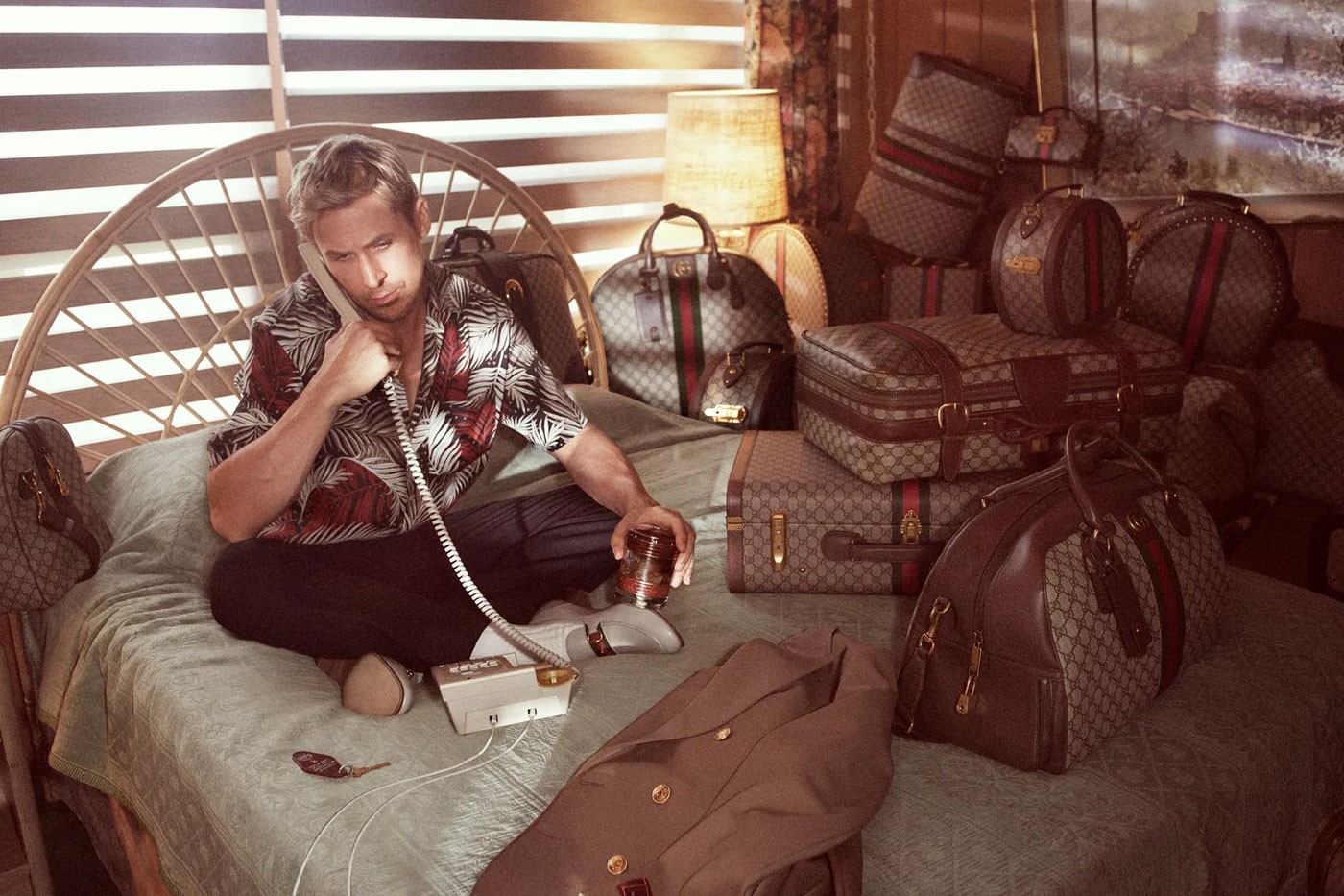 Райан Гослинг снялся в кампании чемоданов и дорожных сумок Gucci (фото 1)