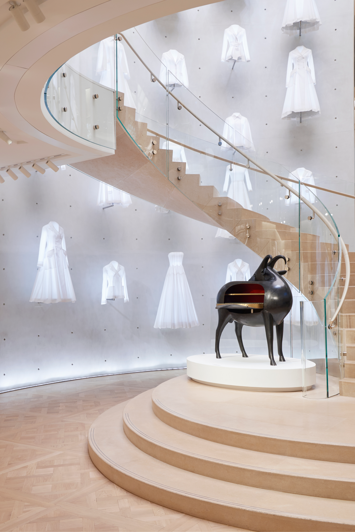 В бутике Dior на авеню Монтень в Париже откроется выставка скульптур (фото 4)
