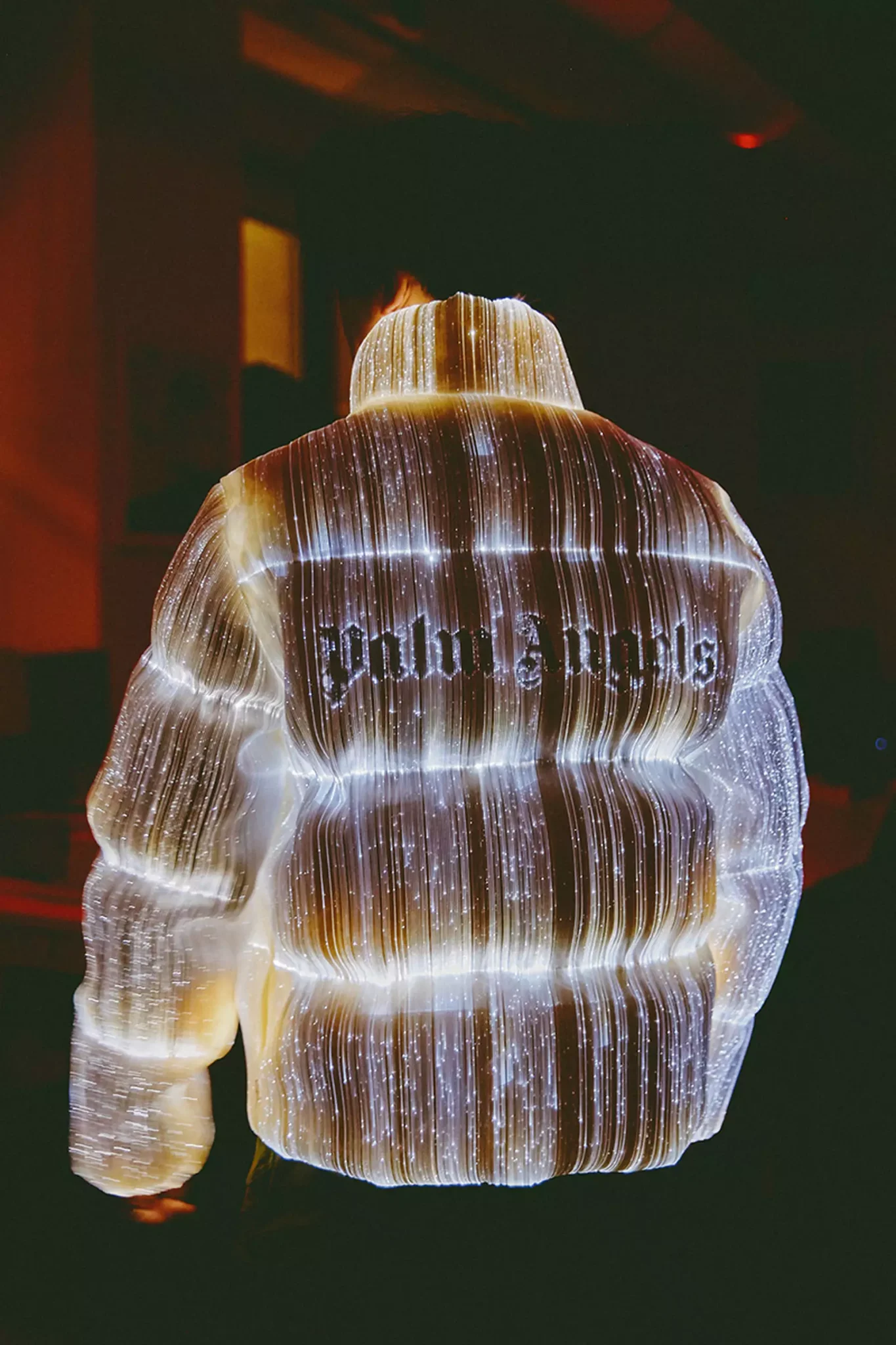 Moncler выпустил светящуюся куртку в коллаборации с Palm Angels (фото 2)