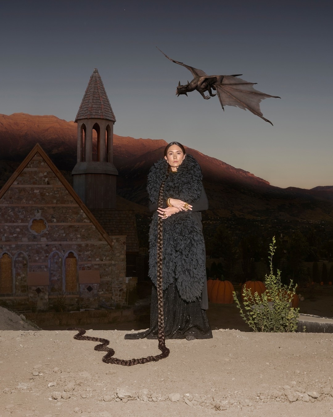 Драконы, совы и тыквы: Balenciaga показал кампанию к Хеллоуину (фото 1)