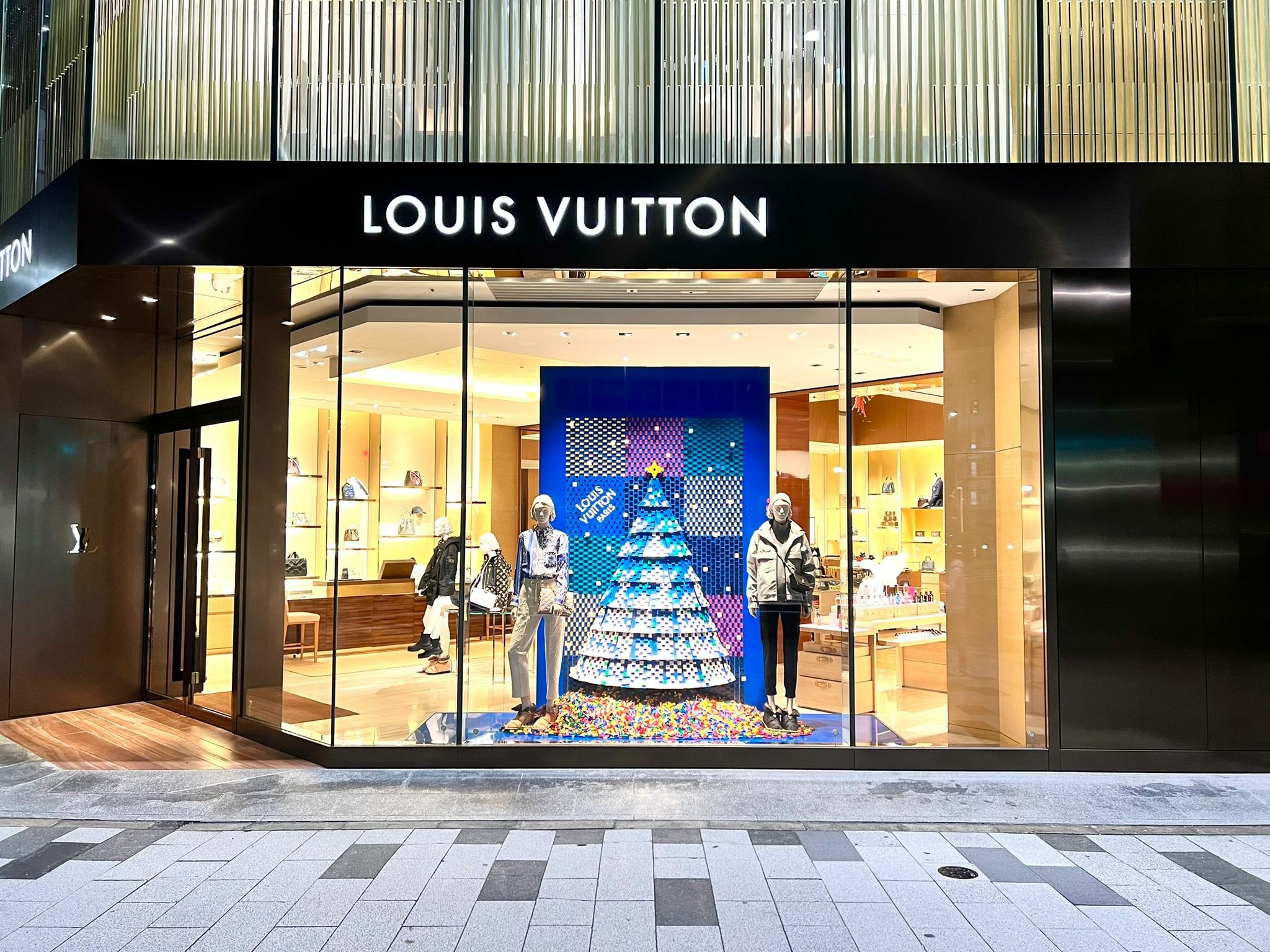Праздничные витрины магазинов Louis Vuitton будут украшены Lego (фото 4)