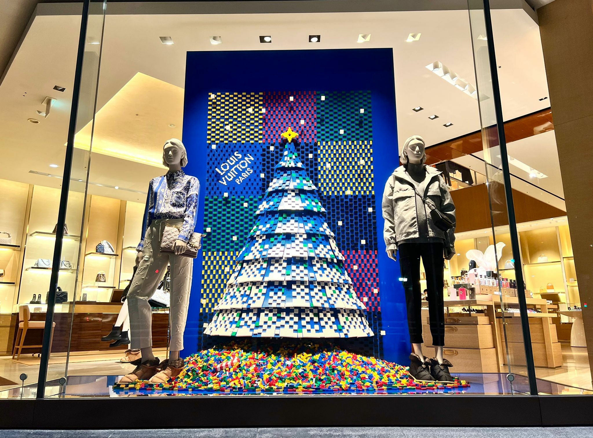Праздничные витрины магазинов Louis Vuitton будут украшены Lego (фото 3)
