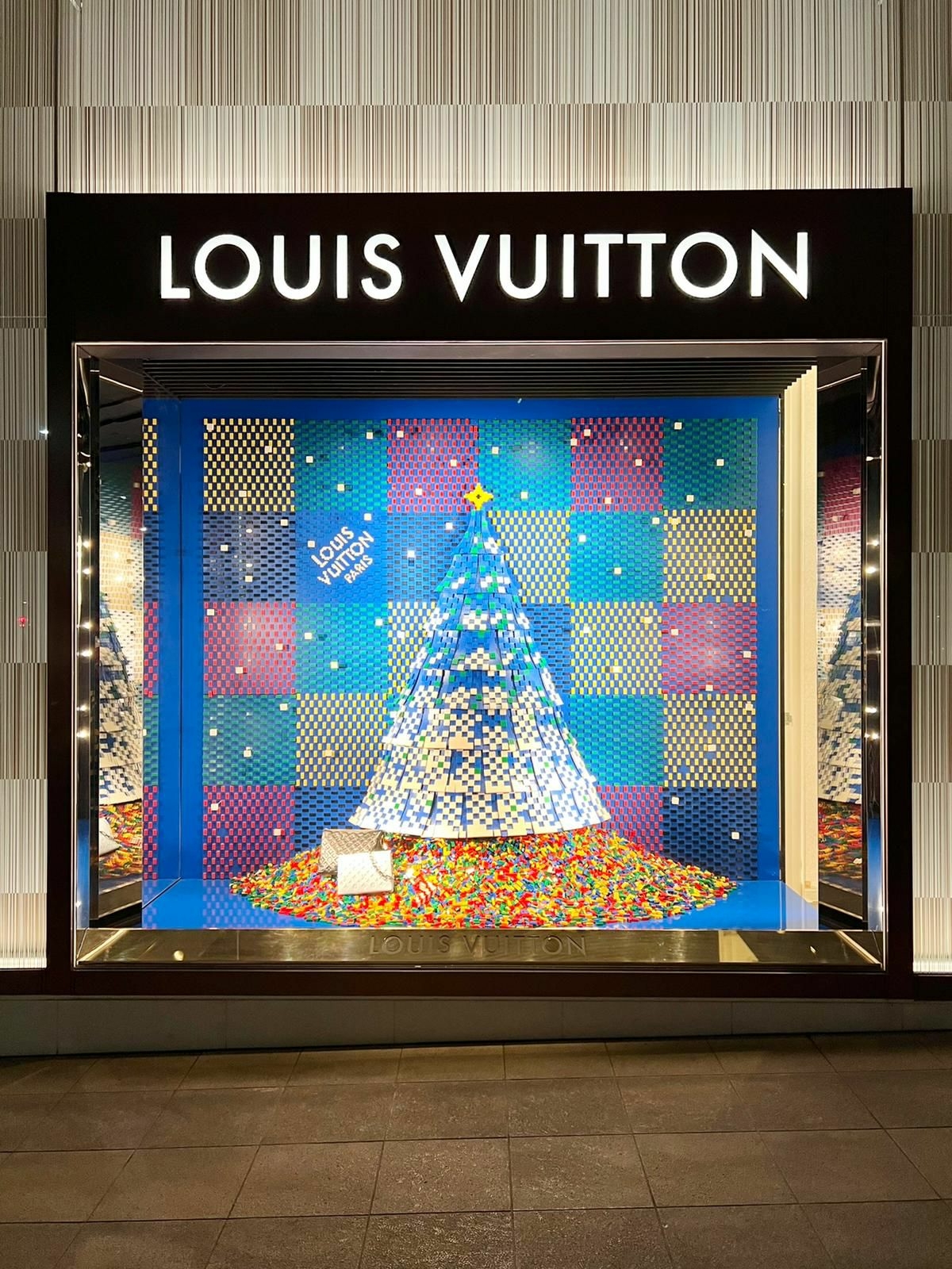 Праздничные витрины магазинов Louis Vuitton будут украшены Lego (фото 2)
