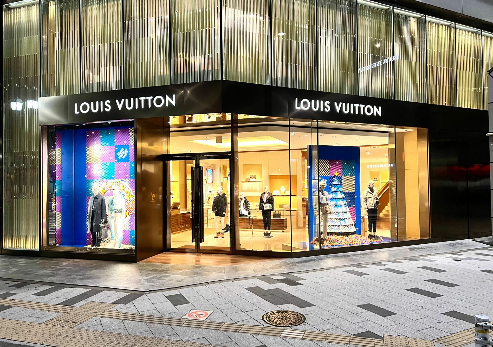 Праздничные витрины магазинов Louis Vuitton будут украшены Lego (фото 1)