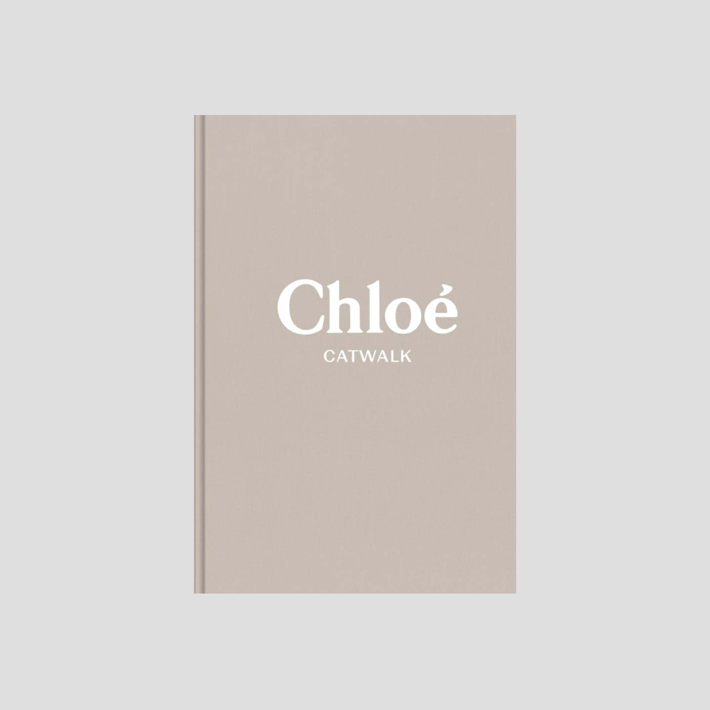 Что читать или просто листать этой зимой. 5 новых книг и альбомов о моде (фото 1)