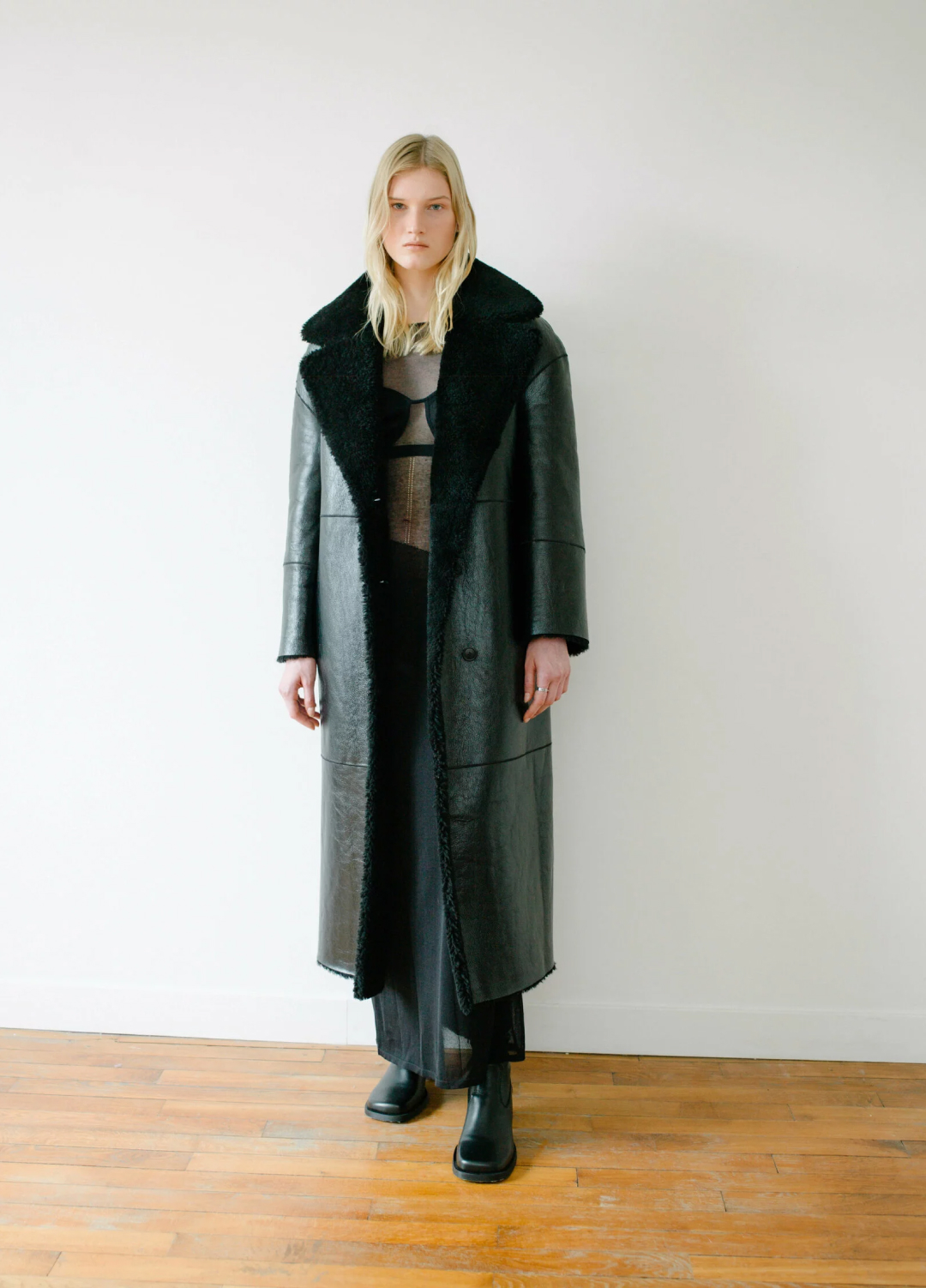 Выбор BURO.: дубленки для тех, кто уже устал от пуховиков (фото 4)