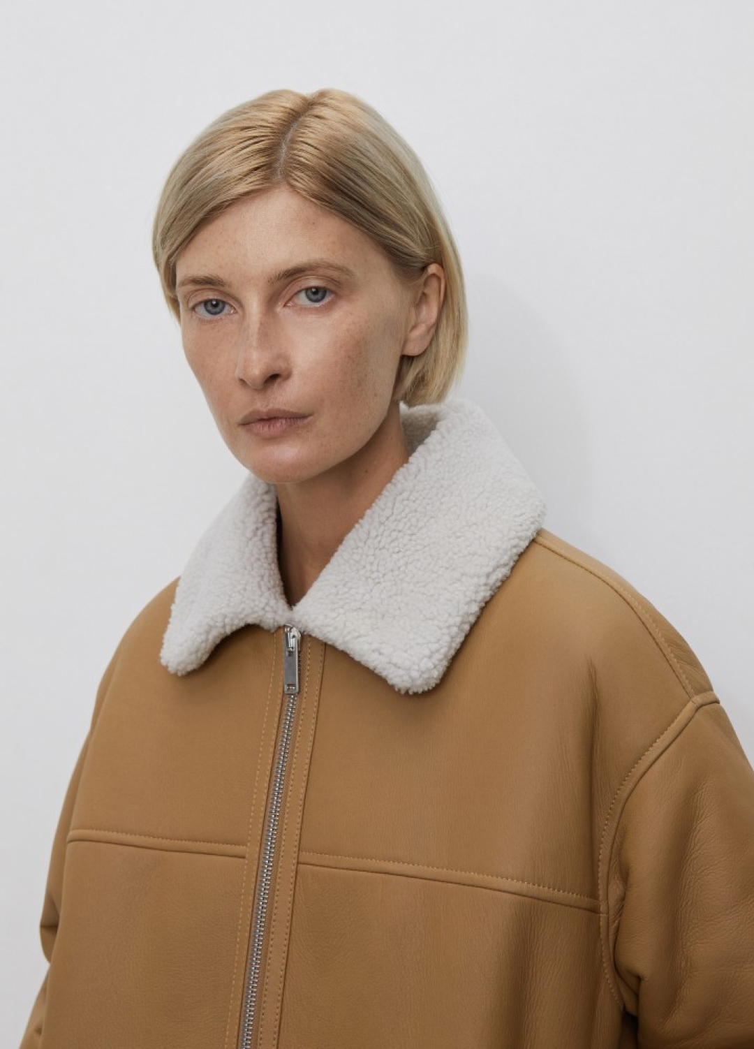 Выбор BURO.: дубленки для тех, кто уже устал от пуховиков (фото 8)