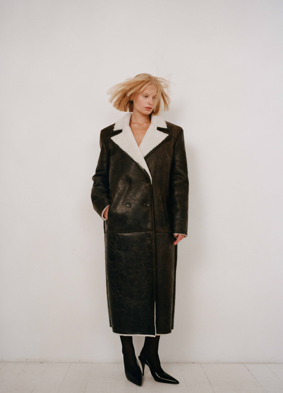 Выбор BURO.: дубленки для тех, кто уже устал от пуховиков (фото 9)